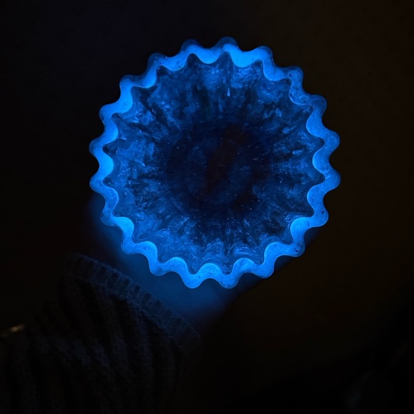 Iridescent, blue and purple resin bowl/dish glow in the dark - Picture 6 of 9